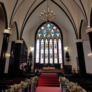 挙式会場です。大きなステンドグラスも移築したものだそうです。|754471さんのST.MARGARET WEDDING（セント・マーガレット ウエディング）の写真(2472272)