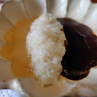 試食のカレーです。白みがかったソースはトリュフカレーです。