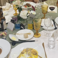披露宴の時のテーブルと食事の写真