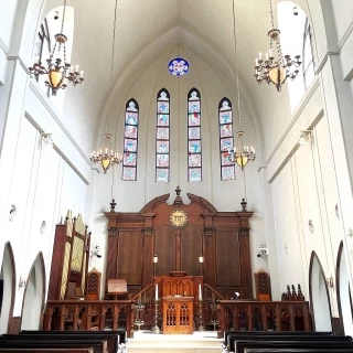 天井が高く、荘厳な雰囲気です。