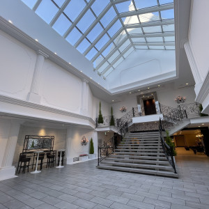 挙式後、フラワーシャワーが行われます。|754622さんのアルカンシエル luxe mariage 大阪（アルカンシエルグループ）の写真(2472293)