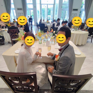 披露宴会場の大きな窓からガーデンのプールや緑が見えて開放的