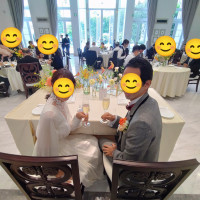 披露宴会場の大きな窓からガーデンのプールや緑が見えて開放的