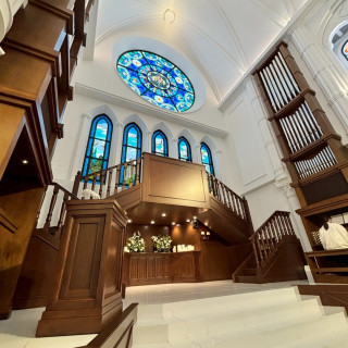 白基調の豪華でありつつナチュラルな雰囲気ある会場です