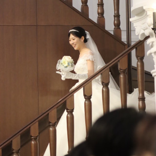 2階からの登場は花嫁のドレスをまた綺麗に見せられる演出です！