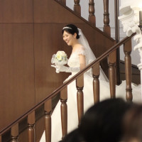 2階からの登場は花嫁のドレスをまた綺麗に見せられる演出です！