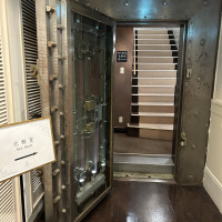 お手洗い入口。銀行の金庫の扉が再利用されています。