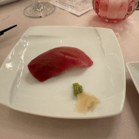 シェフの一貫握り。マグロです。