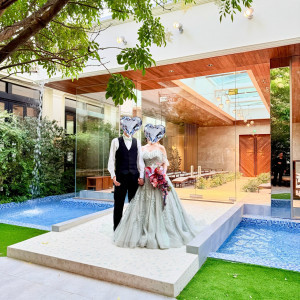 チャペルから一歩出るとガーデンになっています。|754808さんのAQUA GARDEN TERRACE（アクアガーデンテラス）/テイクアンドギヴ・ニーズウェディングの写真(2473078)