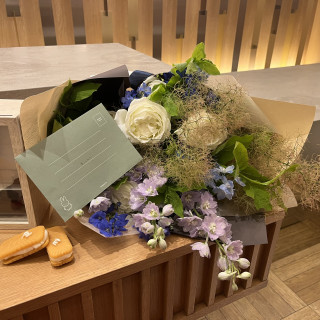 新婦に向けてサプライズで花束をプレゼント