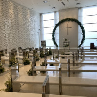 白くて綺麗な雰囲気です。緑の装飾を自由に追加できます。
