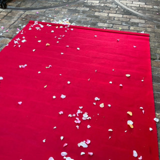 挙式会場からでたときのレッドカーペットです。