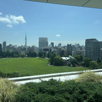 チャペルの窓からスカイツリーが見えます。