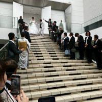 挙式後、大階段でフラワーシャワー