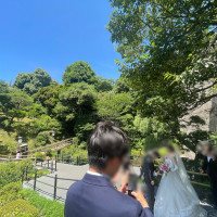 庭園をバックに記念撮影その1