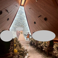 ナチュラルな雰囲気の中、弦楽器の生演奏もしてくれます。