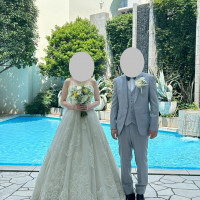 ブルーが映えるプールの前で記念撮影や歓談ができます。
