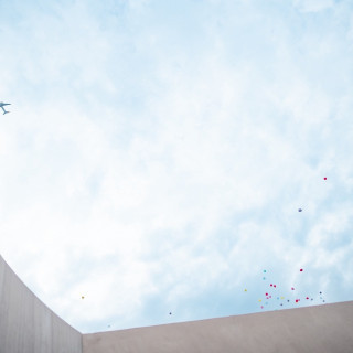 天井が開いたチャペル、バルーンリリース