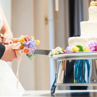 ウエディングケーキとナイフの装花