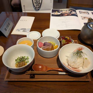 前菜、スープ、魚料理と肉料理、お茶漬けをいただきました。