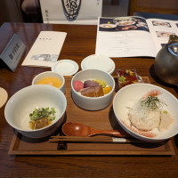 前菜、スープ、魚料理と肉料理、お茶漬けをいただきました。