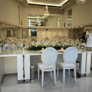 披露宴会場が全体に見える新郎新婦の席|755018さんのアルカンシエル luxe mariage 名古屋（アルカンシエルグループ）の写真(2474401)