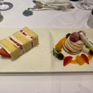 ウェディングケーキと一緒に提供してくれます