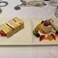 ウェディングケーキと一緒に提供してくれます
