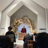 パンパスグラスのアーチが素敵なチャペルです！