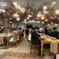 天井一面に広がるドライフラワーとシャンデリア他の会場圧巻です