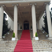 挙式会場からでたらこの絨毯の上を退場していきます。