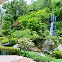 滝のある庭園