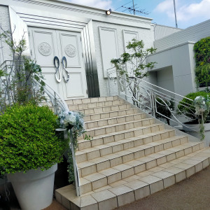 チャペルからでると可愛い雰囲気のガーデンがありました！|757741さんのアルカンシエル横浜 luxemariage（アルカンシエルグループ）の写真(2560346)