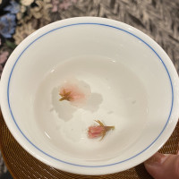 挙式前の待ち時間に参列者にお茶を配ってくれました