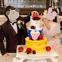 新郎手作りのウエディングケーキ。リンゴを置いて完成させました