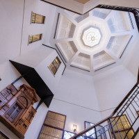 チャペル前の螺旋階段で写真撮影ができます。