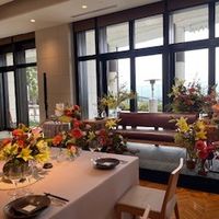 窓が大きくて明るい披露宴会場
