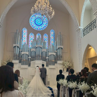 青色のステンドグラスがキレイな挙式会場です。