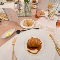 コース料理の魚メイン、パン