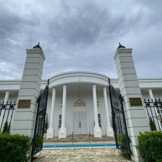 外観です。プールもあってとても綺麗です。