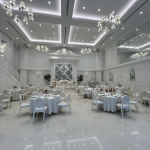白基調の開放感がある披露宴会場|758101さんのアルカンシエル luxe mariage 大阪（アルカンシエルグループ）の写真(2475385)