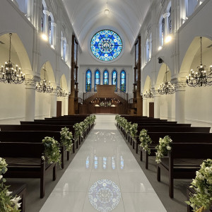 ステンドグラスの反射が綺麗な挙式会場|758101さんのアルカンシエル luxe mariage 大阪（アルカンシエルグループ）の写真(2475384)