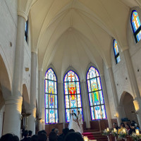 天井が高く、ステンドグラスからは自然光が入ります