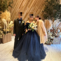 木目調調の挙式会場で、温かい雰囲気で写真撮影。