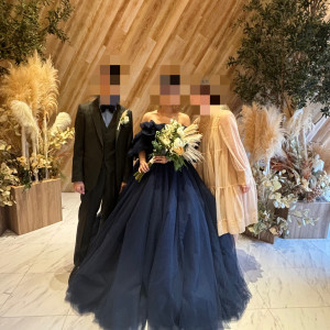 木目調調の挙式会場で、温かい雰囲気で写真撮影。|758164さんのTHE SEASON'S（ザ・シーズンズ）/テイクアンドギヴ・ニーズウェディングの写真(2475674)