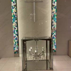 キラキラな十字架だけでなく、シャンデリアも素敵!|758263さんの川越プリンスホテルの写真(2475943)