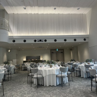 白を基調とした綺麗な披露宴会場