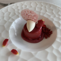 赤いグラサージュを纏ったホワイトチョコレートのムース