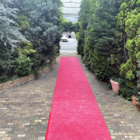 門を入ったところ