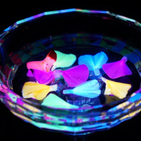 各卓に花びらを入れていく演出で入れると光るものです。